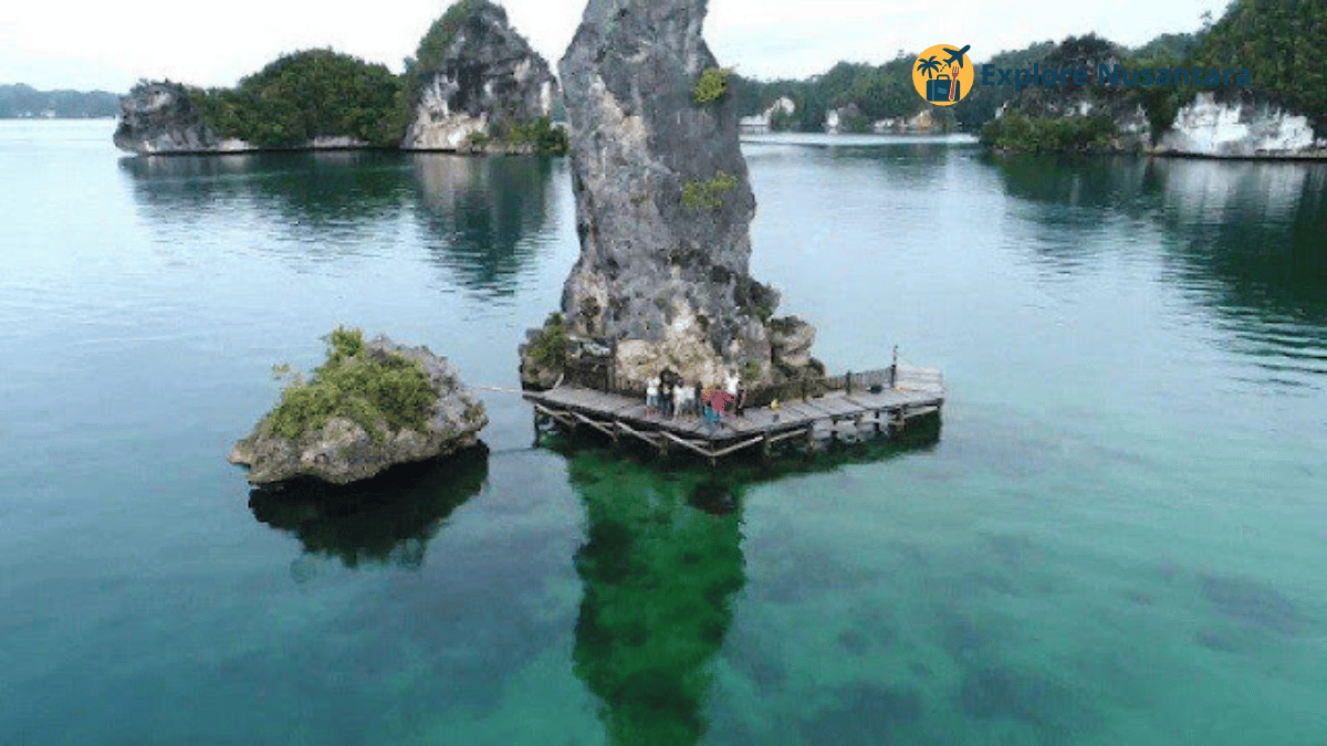keindahan laut terancam Teluk Kabui dengan pulau batu karst di atas laut biru jernih