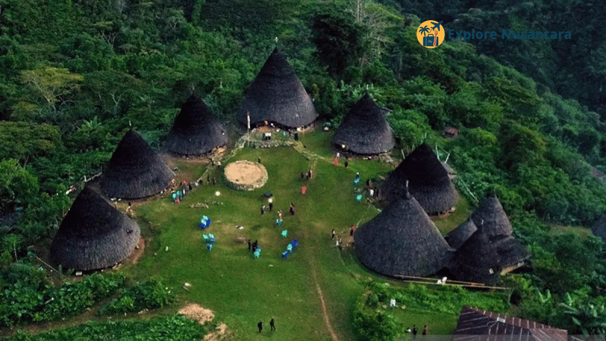 Wisata Nusa Tenggara Timur 2025 dengan Pemandangan Desa Wae Rebo dari atas dengan rumah adat berbentuk kerucut di tengah kabut pegunungan