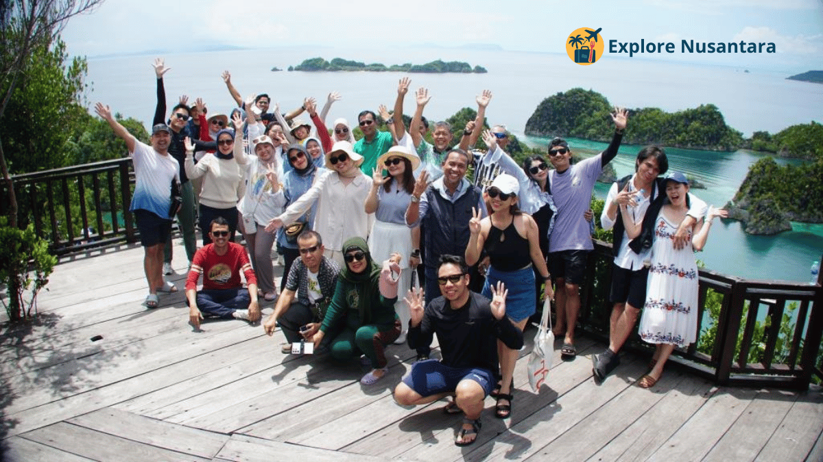 Wisatawan menikmati pemandangan Raja Ampat sambil mengikuti tur edukatif konservasi laut